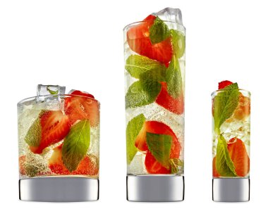 alkol beyaz zemin üzerine izole kokteyl