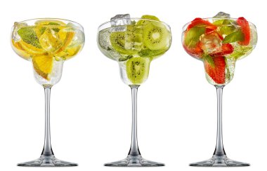 alkol beyaz zemin üzerine izole kokteyl