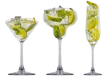 alkol beyaz zemin üzerine izole kokteyl