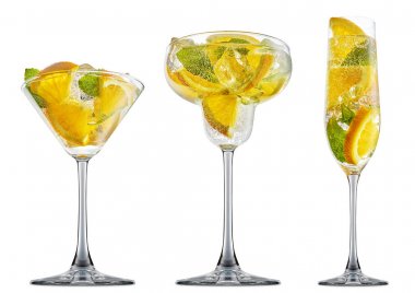 alkol beyaz zemin üzerine izole kokteyl