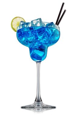 alkol beyaz zemin üzerine izole kokteyl