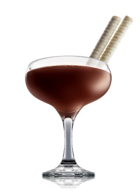 alkol beyaz zemin üzerine izole kokteyl