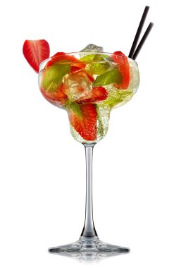 alkol beyaz zemin üzerine izole kokteyl