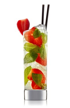 alkol beyaz zemin üzerine izole kokteyl