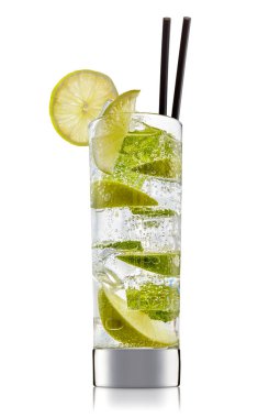 alkol beyaz zemin üzerine izole kokteyl