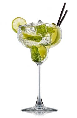 alkol beyaz zemin üzerine izole kokteyl