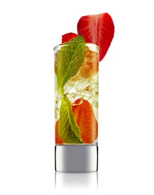 alkol beyaz zemin üzerine izole kokteyl