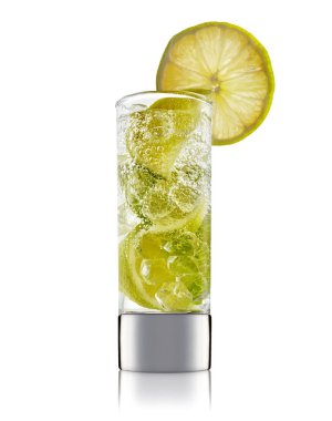 alkol beyaz zemin üzerine izole kokteyl