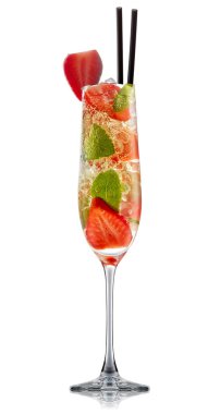 alkol beyaz zemin üzerine izole kokteyl