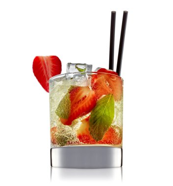 alkol beyaz zemin üzerine izole kokteyl