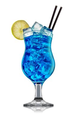 alkol beyaz zemin üzerine izole kokteyl