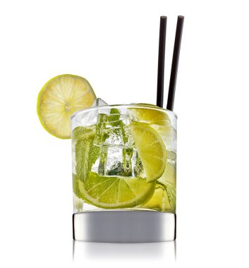 alkol beyaz zemin üzerine izole kokteyl