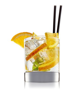 alkol beyaz zemin üzerine izole kokteyl