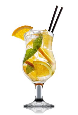 alkol beyaz zemin üzerine izole kokteyl