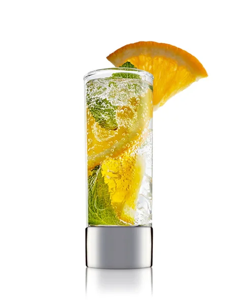 Alkohol cocktail isolerad på vit bakgrund — Stockfoto