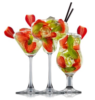 alkol beyaz zemin üzerine izole kokteyl