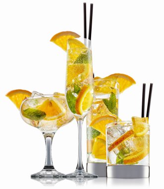 alkol beyaz zemin üzerine izole kokteyl