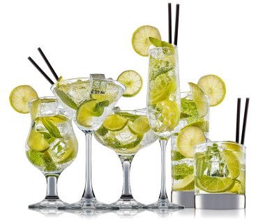 alkol beyaz zemin üzerine izole kokteyl