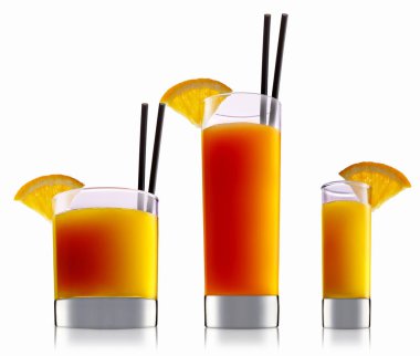 alkol beyaz zemin üzerine izole kokteyl