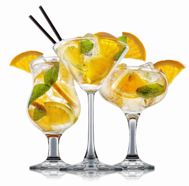 alkol beyaz zemin üzerine izole kokteyl