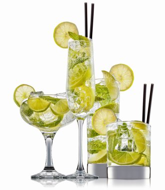 alkol beyaz zemin üzerine izole kokteyl