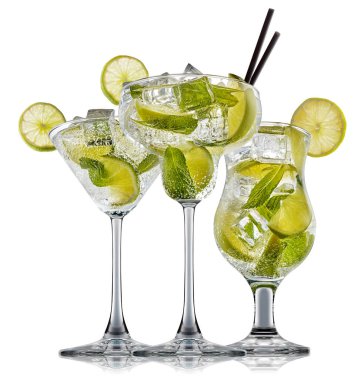 alkol beyaz zemin üzerine izole kokteyl