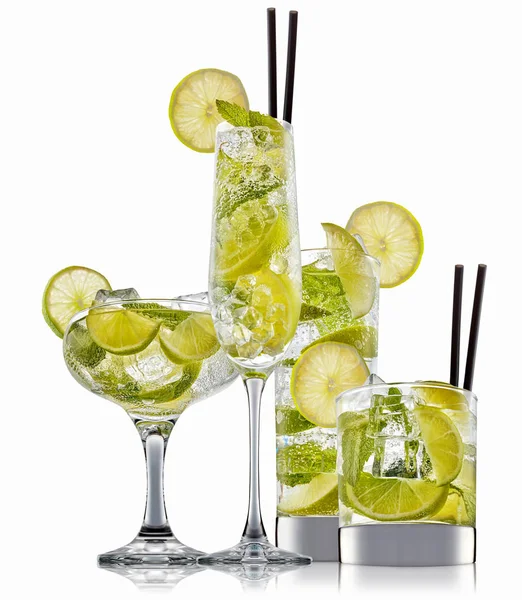 alkol beyaz zemin üzerine izole kokteyl