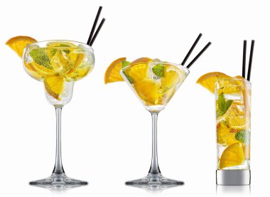 alkol beyaz zemin üzerine izole kokteyl