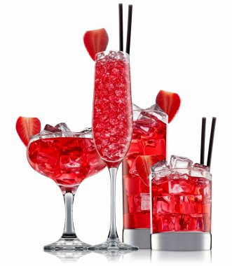 alkol beyaz zemin üzerine izole kokteyl