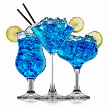 alkol beyaz zemin üzerine izole kokteyl