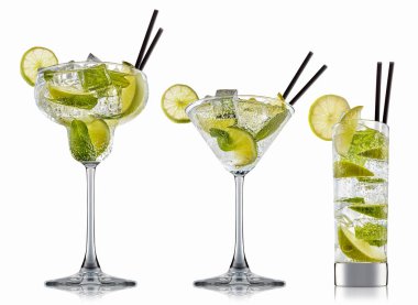 alkol beyaz zemin üzerine izole kokteyl