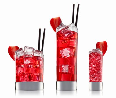 alkol beyaz zemin üzerine izole kokteyl