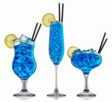 alkol beyaz zemin üzerine izole kokteyl