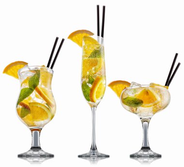 alkol beyaz zemin üzerine izole kokteyl