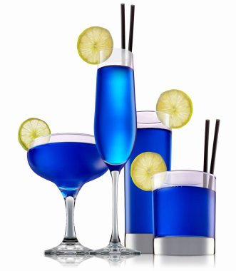 alkol beyaz zemin üzerine izole kokteyl