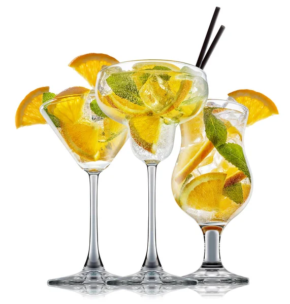 alkol beyaz zemin üzerine izole kokteyl