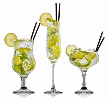 alkol beyaz zemin üzerine izole kokteyl