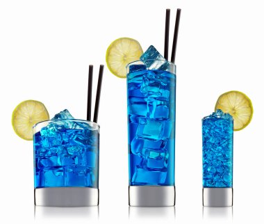 alkol beyaz zemin üzerine izole kokteyl