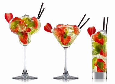 alkol beyaz zemin üzerine izole kokteyl