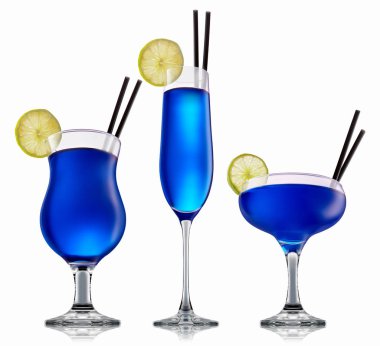 alkol beyaz zemin üzerine izole kokteyl