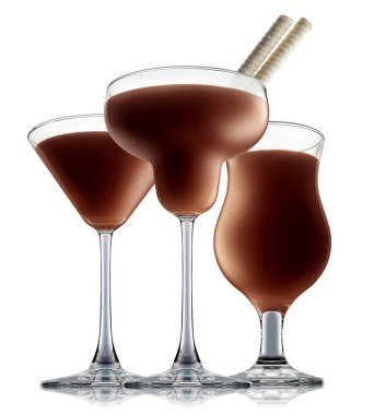 alkol beyaz zemin üzerine izole kokteyl