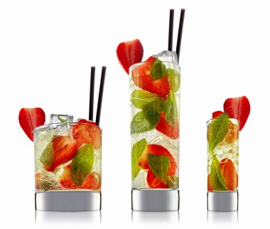 alkol beyaz zemin üzerine izole kokteyl