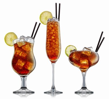 alkol beyaz zemin üzerine izole kokteyl