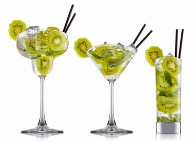alkol beyaz zemin üzerine izole kokteyl