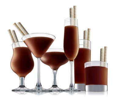 alkol beyaz zemin üzerine izole kokteyl