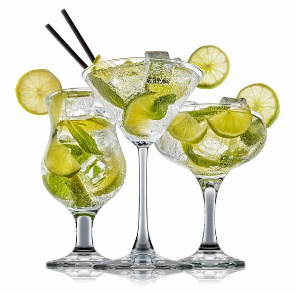 alkol beyaz zemin üzerine izole kokteyl