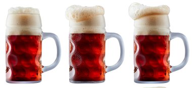 Kupa köpük soğuk koyu kırmızı bira