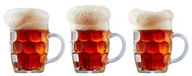 Kupa köpük soğuk koyu kırmızı bira