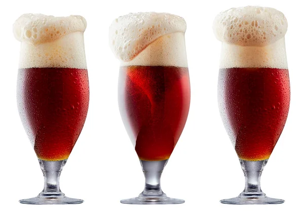 Кружка холодного темно-красного пива с пеной — стоковое фото