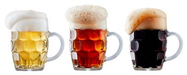 Köpük soğuk bira kupa topluluğu